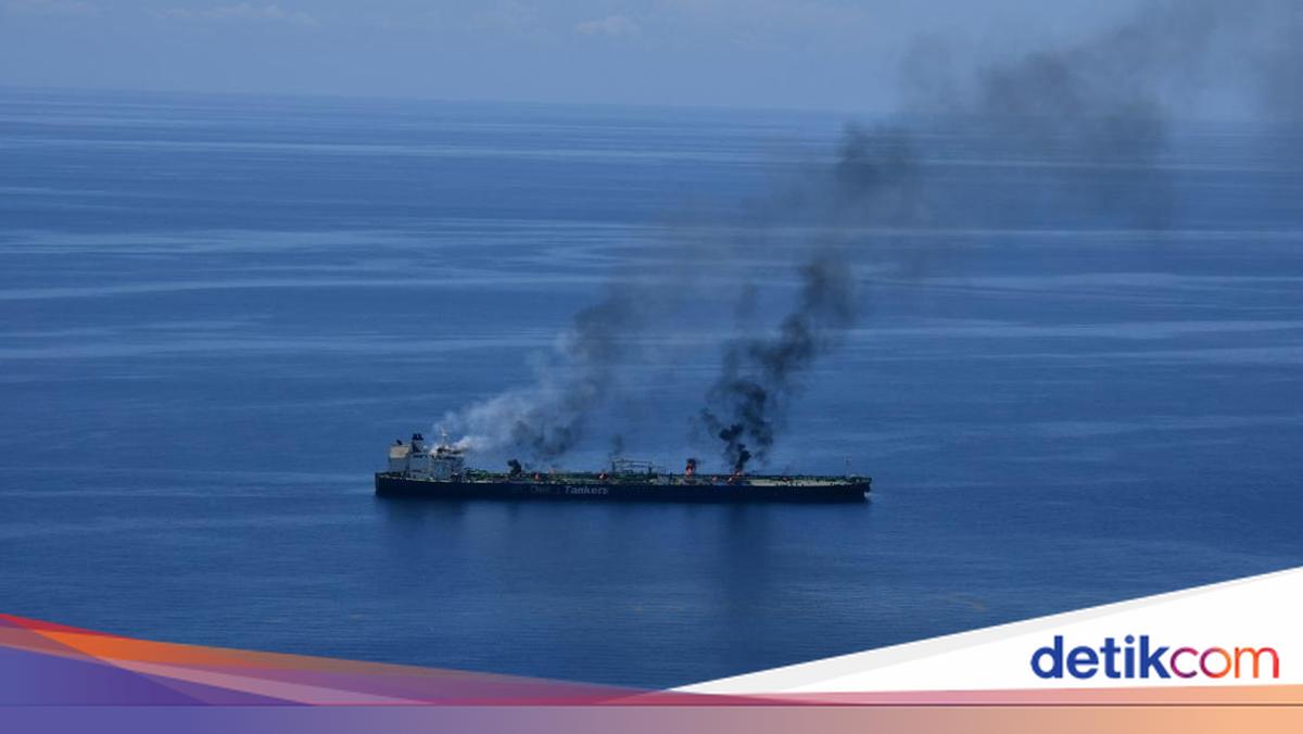Tanker Catches Fire Off Saudi Coast After Being Struck by Projectile
