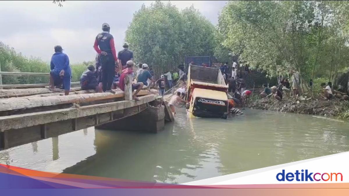 Bridge in Pandeglang Collapses Under Sand Truck, Cutting Off Residents