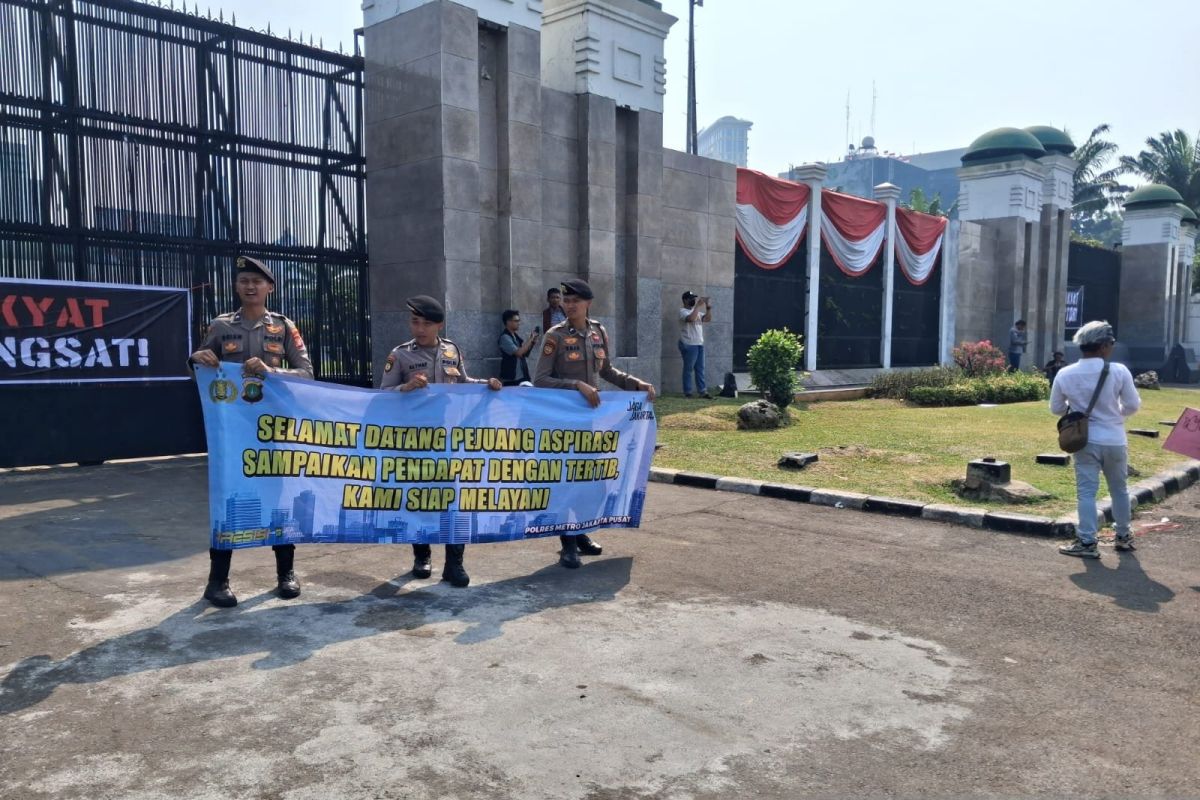 Police provide security for rally of hundreds of residents in front of DPR RI Building