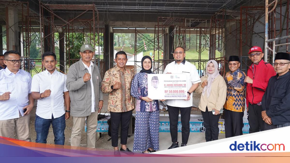 Andre Rosiade Hands Over Rp50 Million Aid for Mosque Construction in Solok