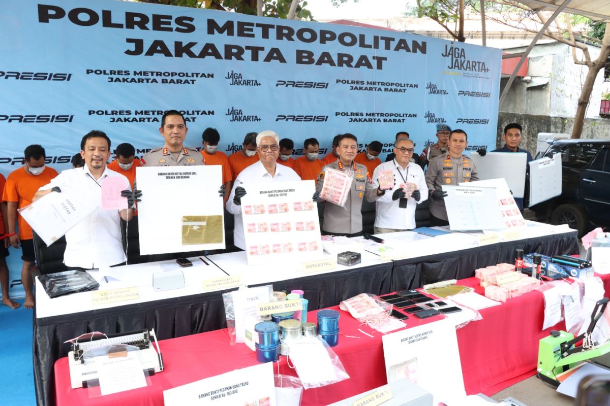 Police arrest 11 members of counterfeit money production and distribution syndicate