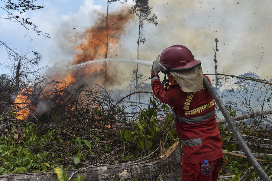 Prabowo Sends Additional Equipment to Tackle Forest and Land Fires