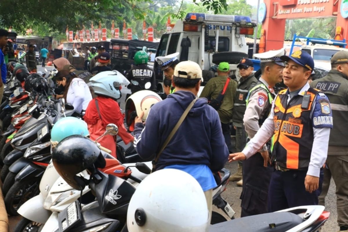 West Jakarta officers remove tyre valves in crackdown on illegal parking in Kalideres