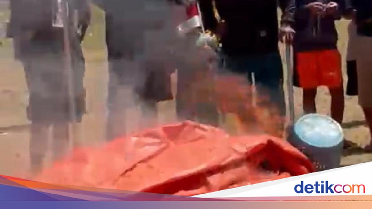 Displaced Residents in East Manggarai Burn Tents