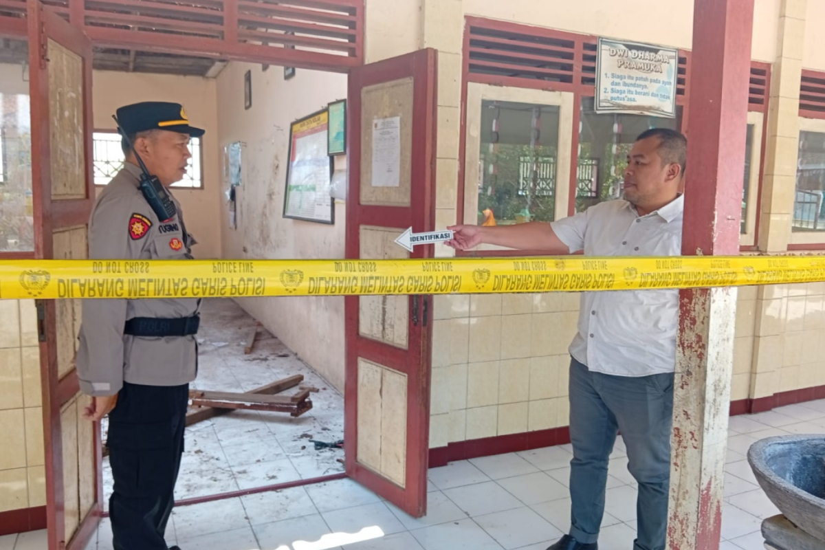 Dilapidated Building: Roof of SDN Karanganyar 3 Sragen Collapses