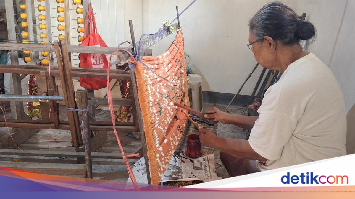 Seroja Weaving Survives with Six Elderly Artisans