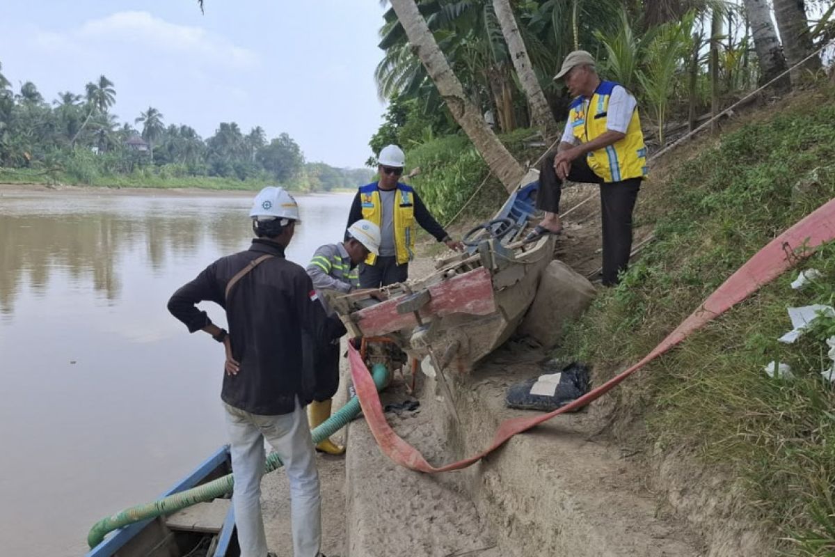 Public Works Ministry deploys water pumps to tackle drought in Sarolangun farmland