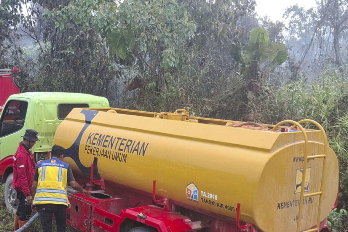 Public Works Ministry supplies water to tackle forest and land fires in Muaro Jambi