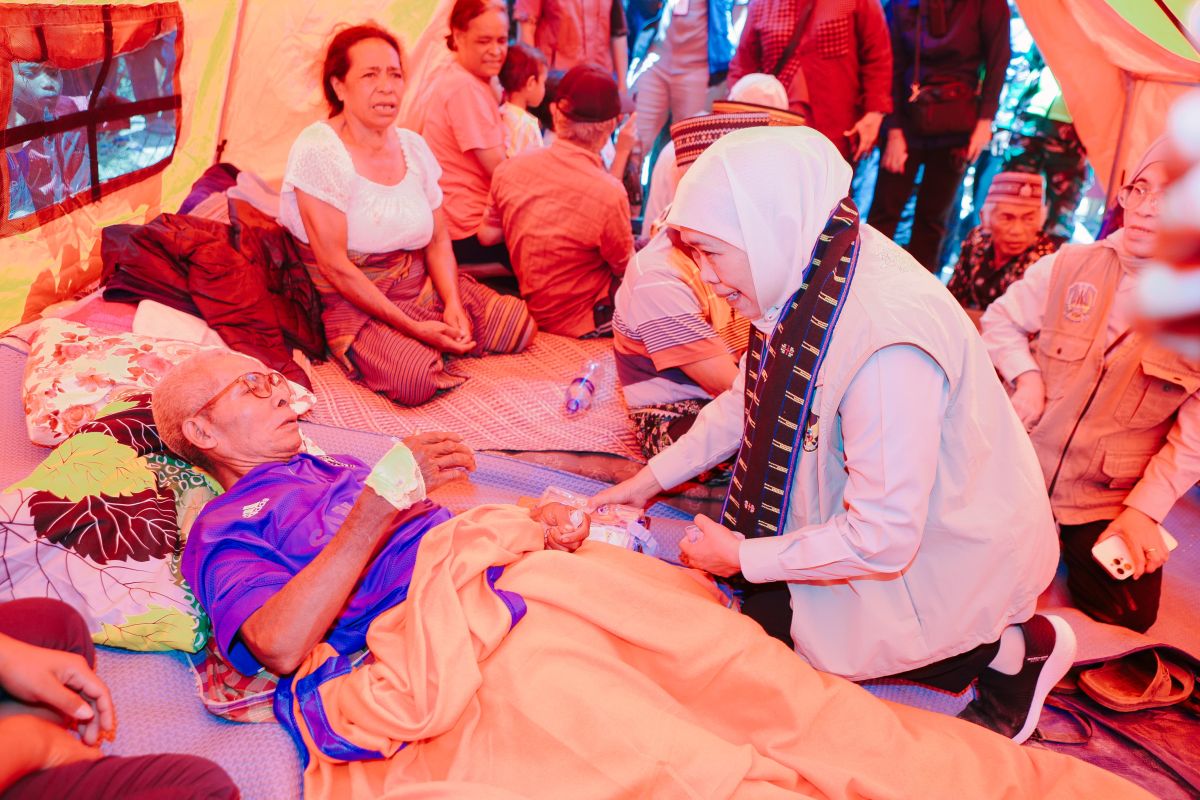 Khofifah provides support for East Manggarai earthquake evacuees
