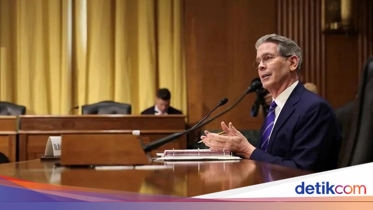 US Threatens New Sanctions, Vows to Strangle Iran's Economy