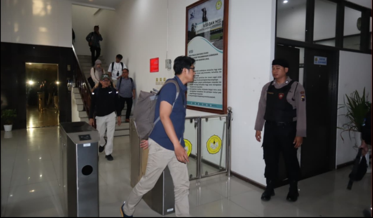 KPK Seizes 60 Items of Evidence from Unsoed Rectorate Office in Admission Bribery Case