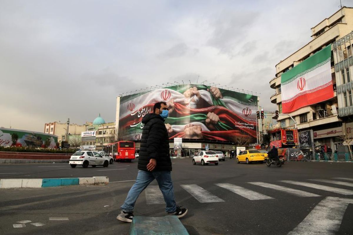 Iranian rial plunges to record low as US prepares new sanctions