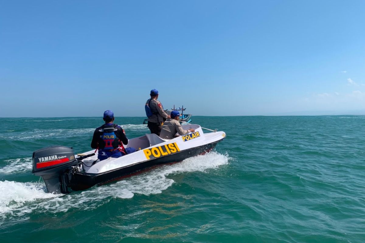 SAR team searches for three missing tourists at Karangpapak Beach, Garut