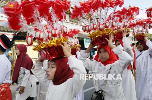 Thousands join Maulid Nabi procession in Denpasar's Kampung Islam Kepaon