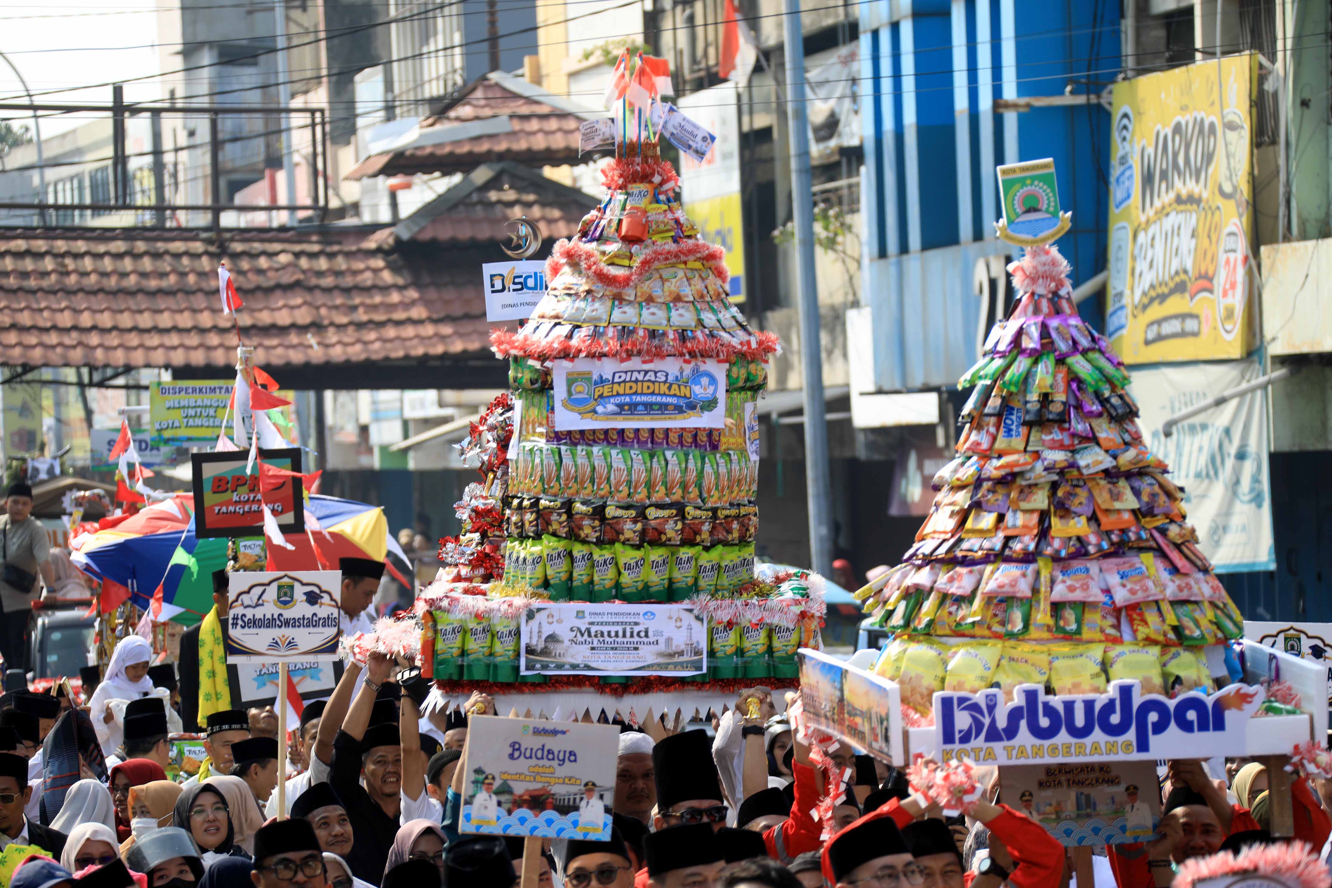 Maulid Nabi Celebration in Tangerang City Marked by Gunungan Procession