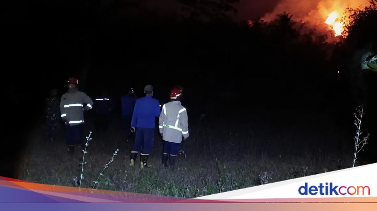 Mount Geulis Area in Sukabumi Catches Fire