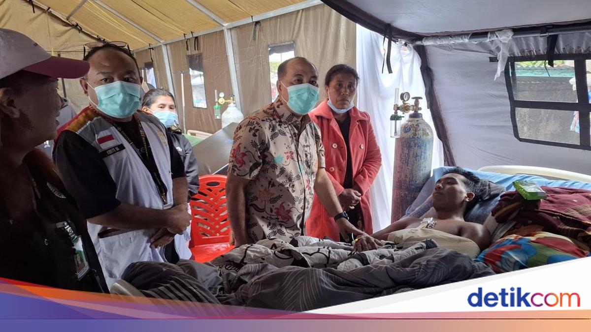 Earthquake Volunteer in Manggarai Struck by Falling Tree While Delivering Aid
