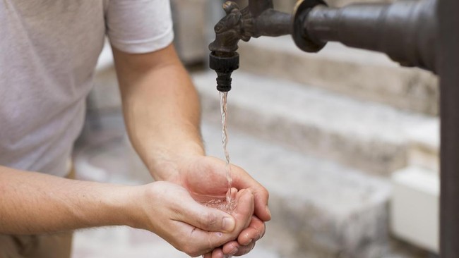 British Muslims Urged to Use Less Water During Wudu