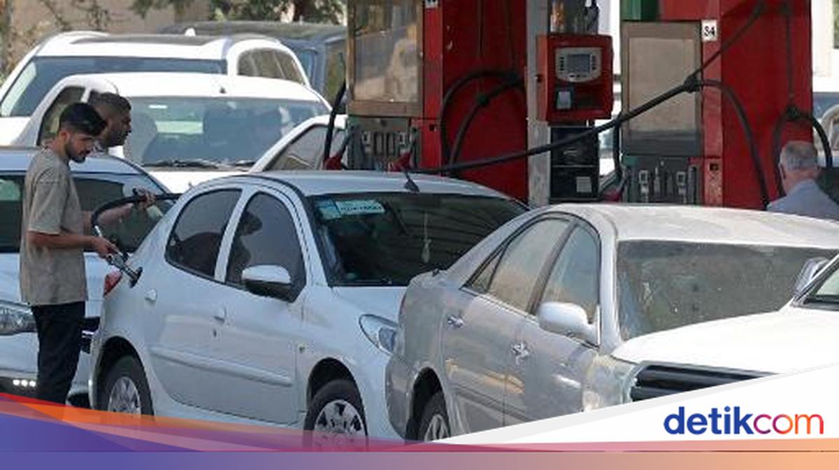 Iranians Queue for Fuel After US Announces New Sanctions