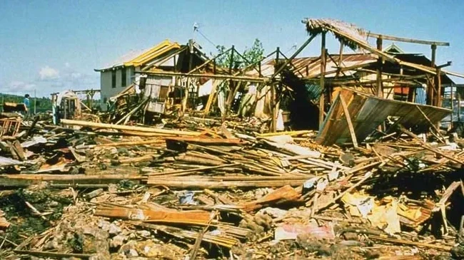 Former Indonesian Finance Minister Weeps While Serving as NTT Disaster Volunteer