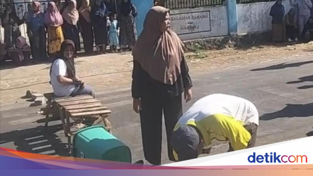Residents Block Road in Bima Protesting Rumoured Replacement of Primary School Head