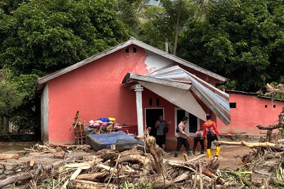 BPBD reports 12 homes damaged by flash flood in Parimo