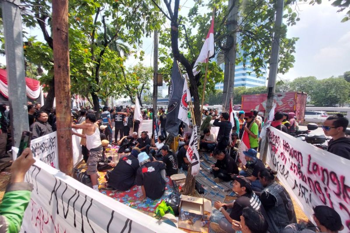 Crowd begins preparing banners in front of DPR building