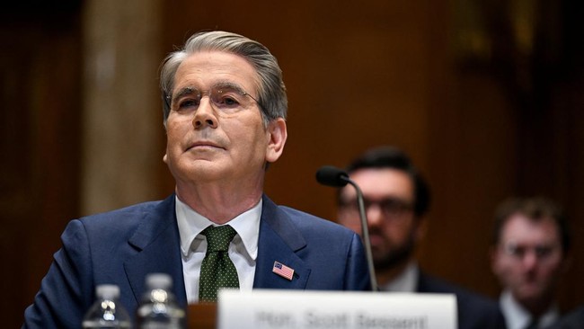US Grapples with Debt, Trump's 'Right-Hand Man' Must Battle the World