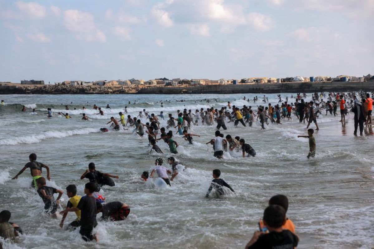 Gaza children swim to rediscover happiness and lost childhood amid war