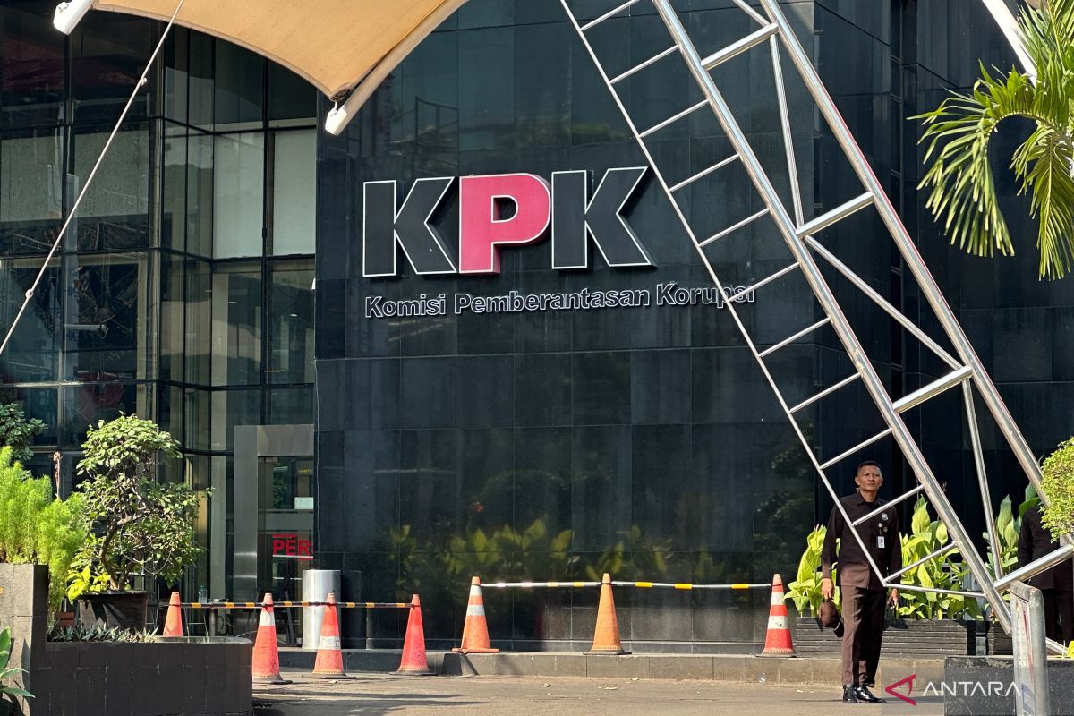 KPK summons graft suspect and wife of former East Java DPRD speaker in grant fund case