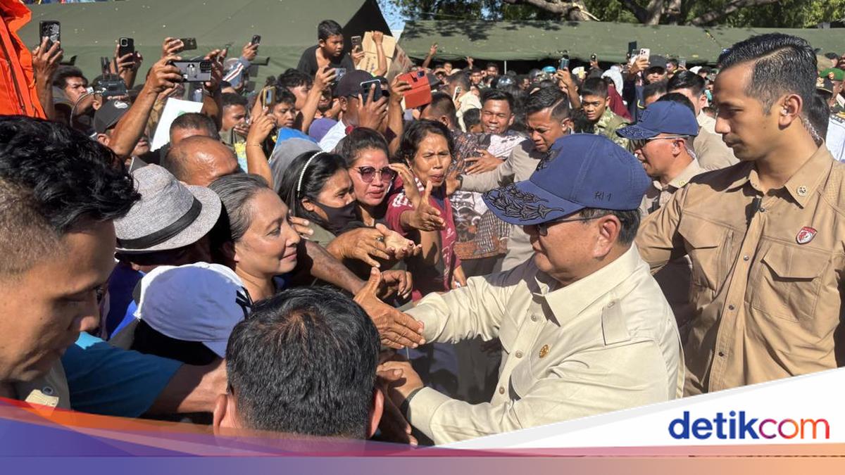 Prabowo Inspects Evacuation Post for NTT Earthquake Victims