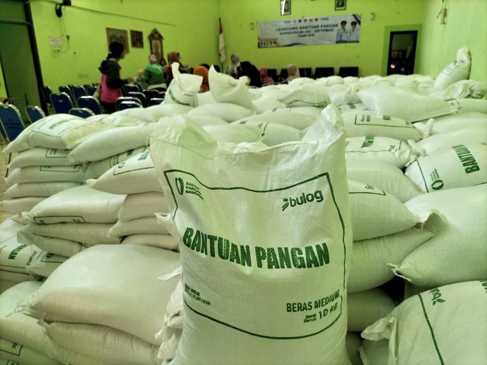 Rice Prices Soar, Bulog Malang Distributes Government Rice Reserves