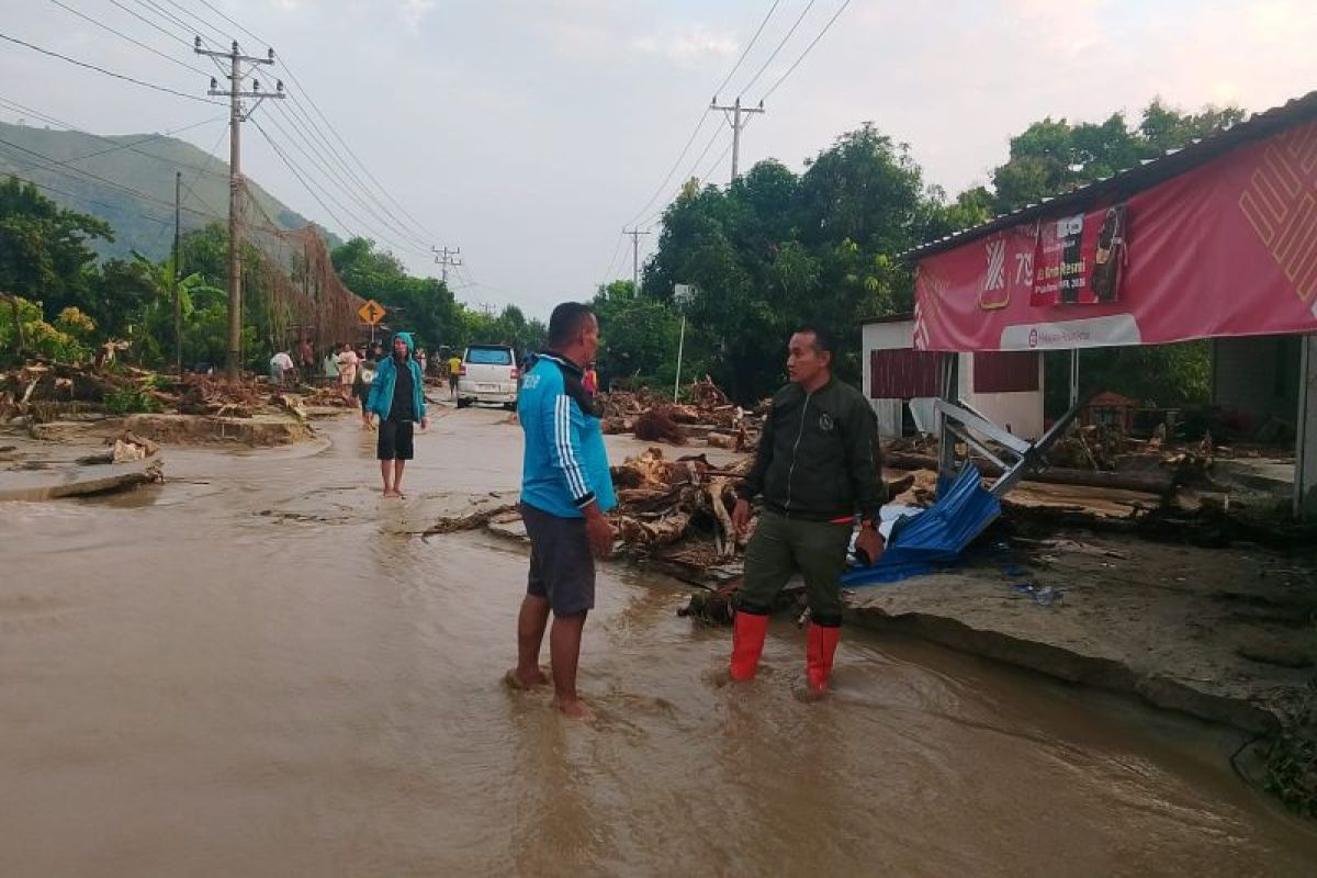 TNI/Polri help clean residents' homes from flood debris in Parimo