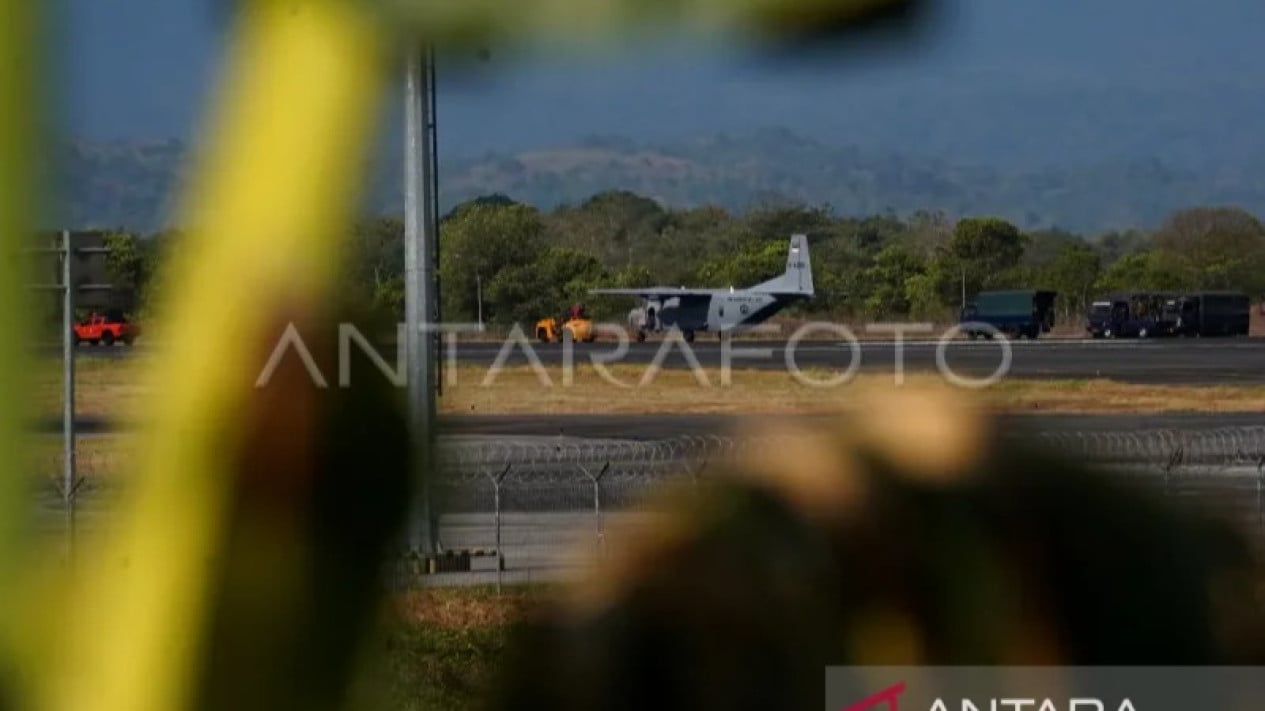 Three Navy Cassa Aircraft Crew Survive Runway Excursion at Sultan Hasanuddin Airport Without Injury