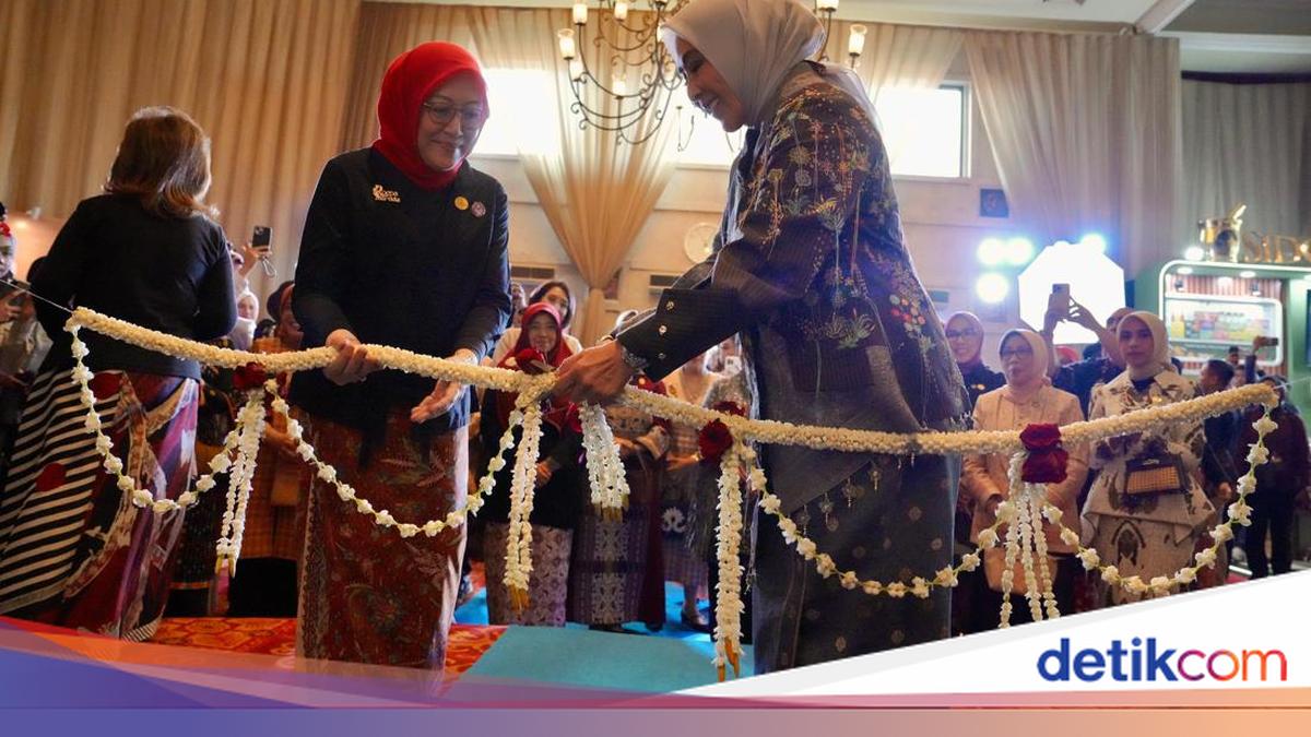 Opening Roepa Merdeka Exhibition, Tri Tito Praises DWP BIN Installation Art Creativity