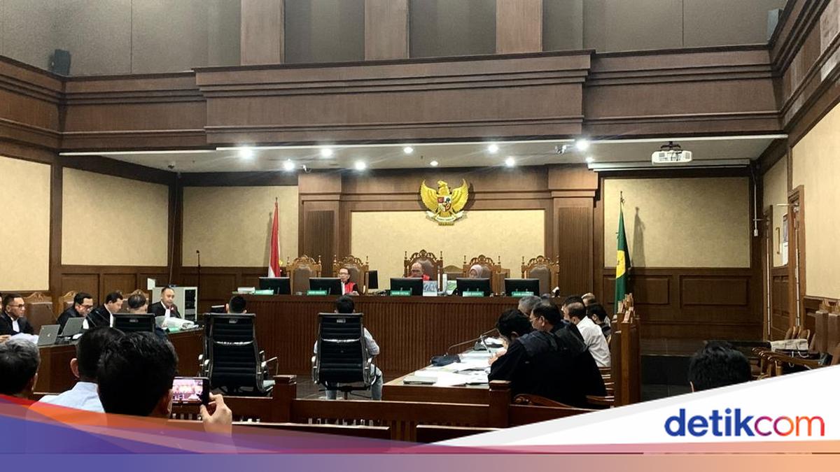 Witness Says He Was Called 'Stingy' After Offering Rp 50 Million to Customs Official