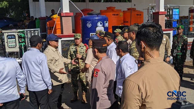 Visiting NTT Evacuees, Prabowo Offers Condolences and Asks About Free Nutritious Meals Programme