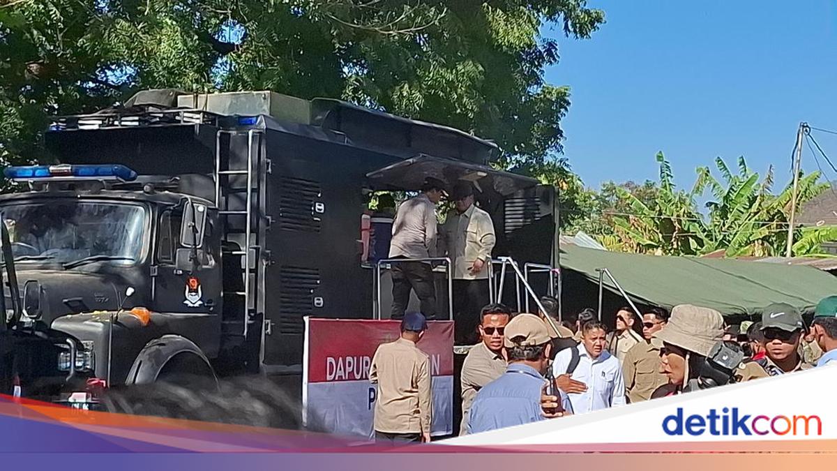 Prabowo Inspects Police Field Kitchen at Nagekeo Evacuation Site