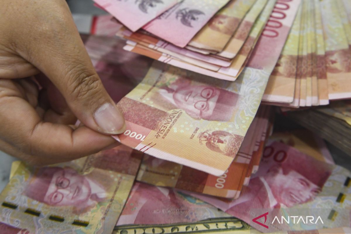 Rupiah strengthens as oil prices fall on Middle East peace hopes