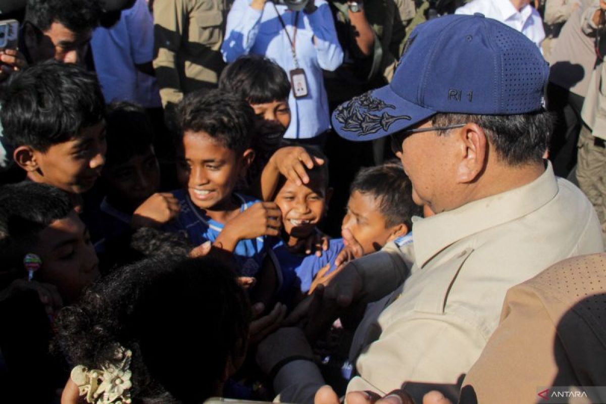 President visits earthquake refugee post in Nagekeo Regency