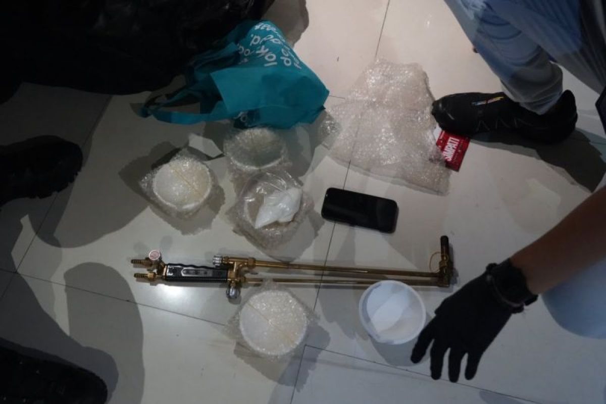 Police bust illegal gold smuggling network to Hong Kong
