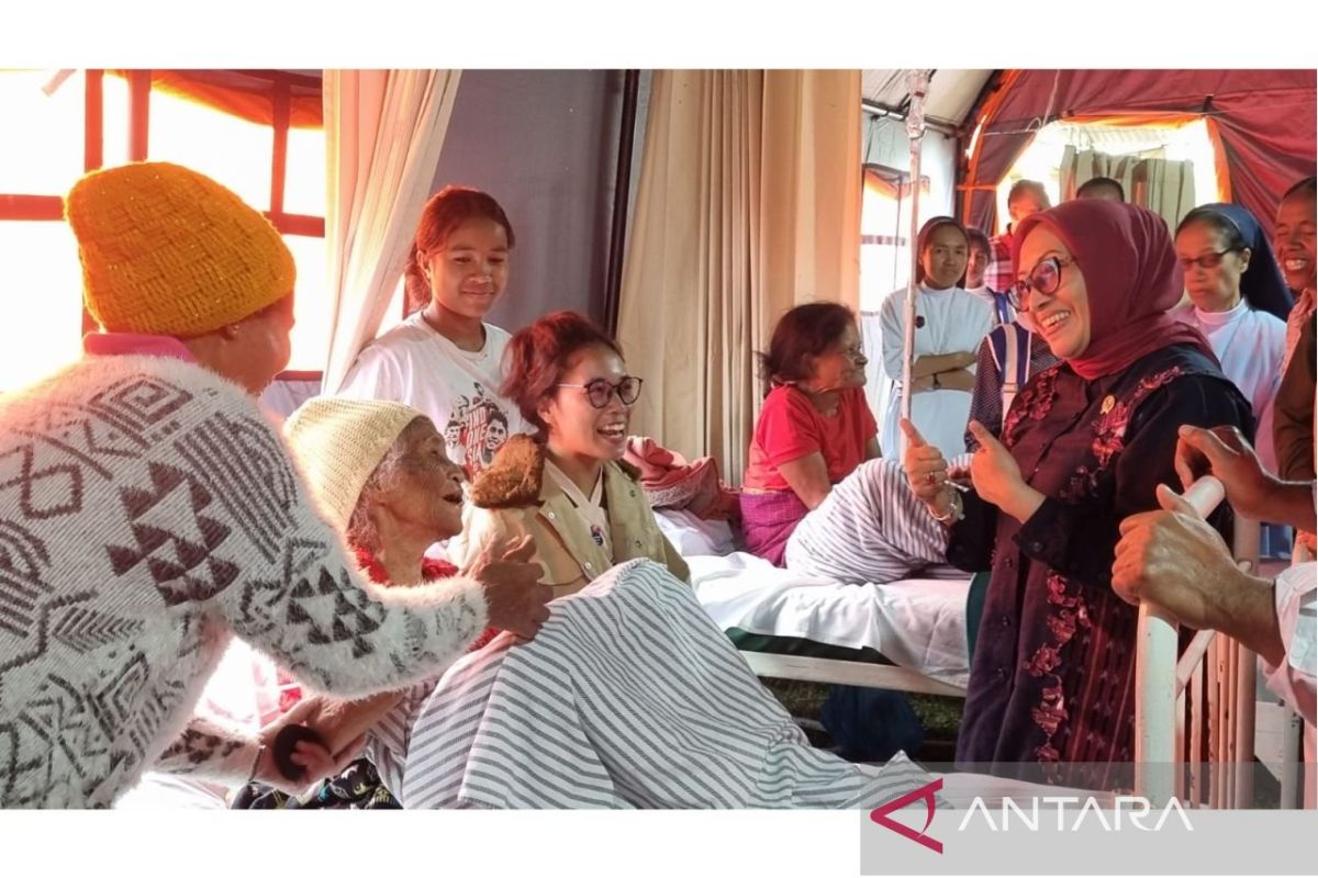 Minister of Women's Empowerment and Child Protection visits earthquake patients at Santu Rafael Cancar Hospital