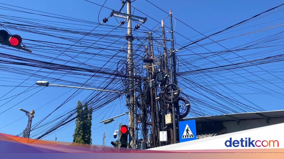 15 Internet Provider Poles Stand at One Point in Karangasem