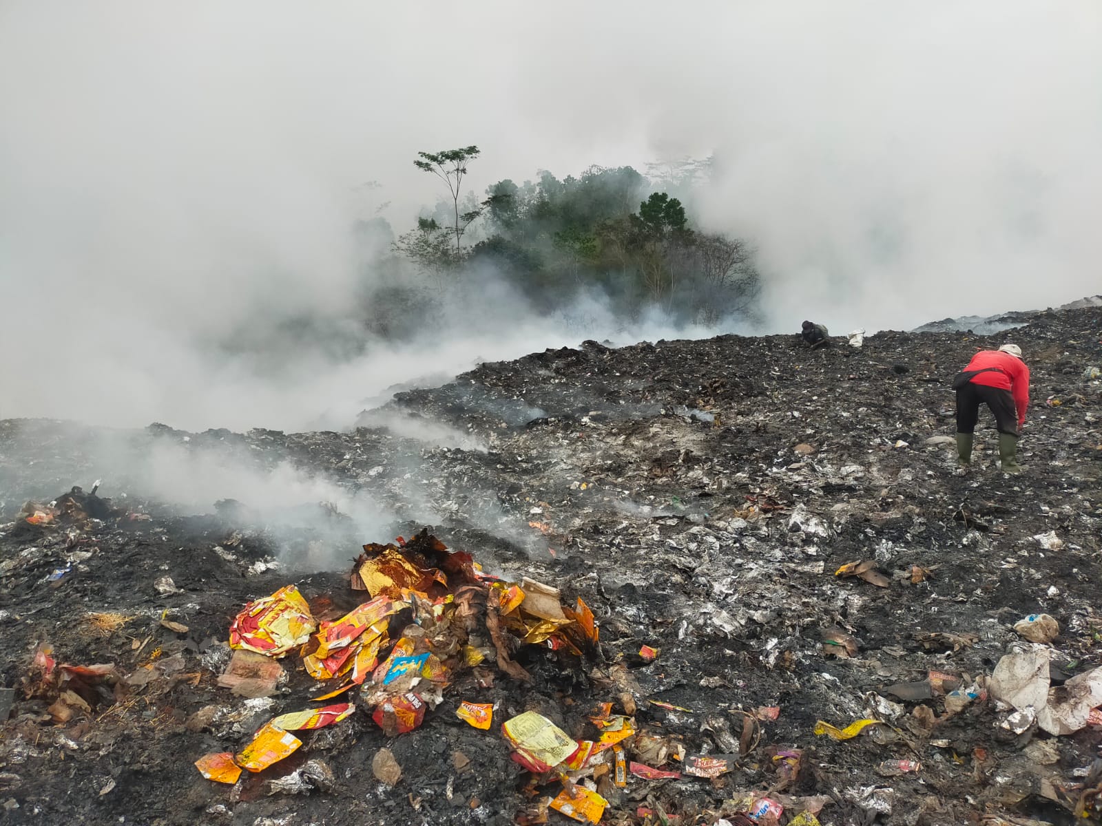 500 Residents Affected as 5 Hectares of Land at Nangkaleah Landfill in Tasikmalaya Catch Fire