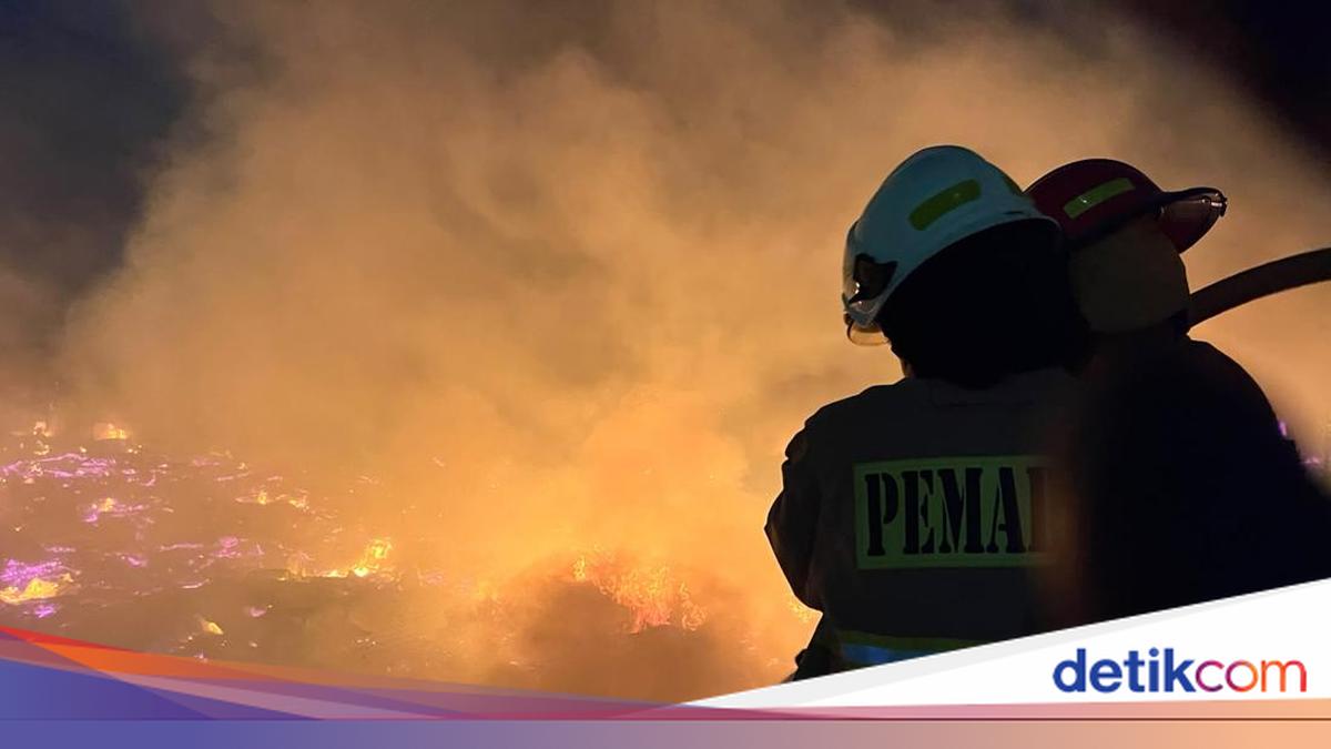 House in Pluit, North Jakarta Catches Fire, 22 Fire Engines Deployed