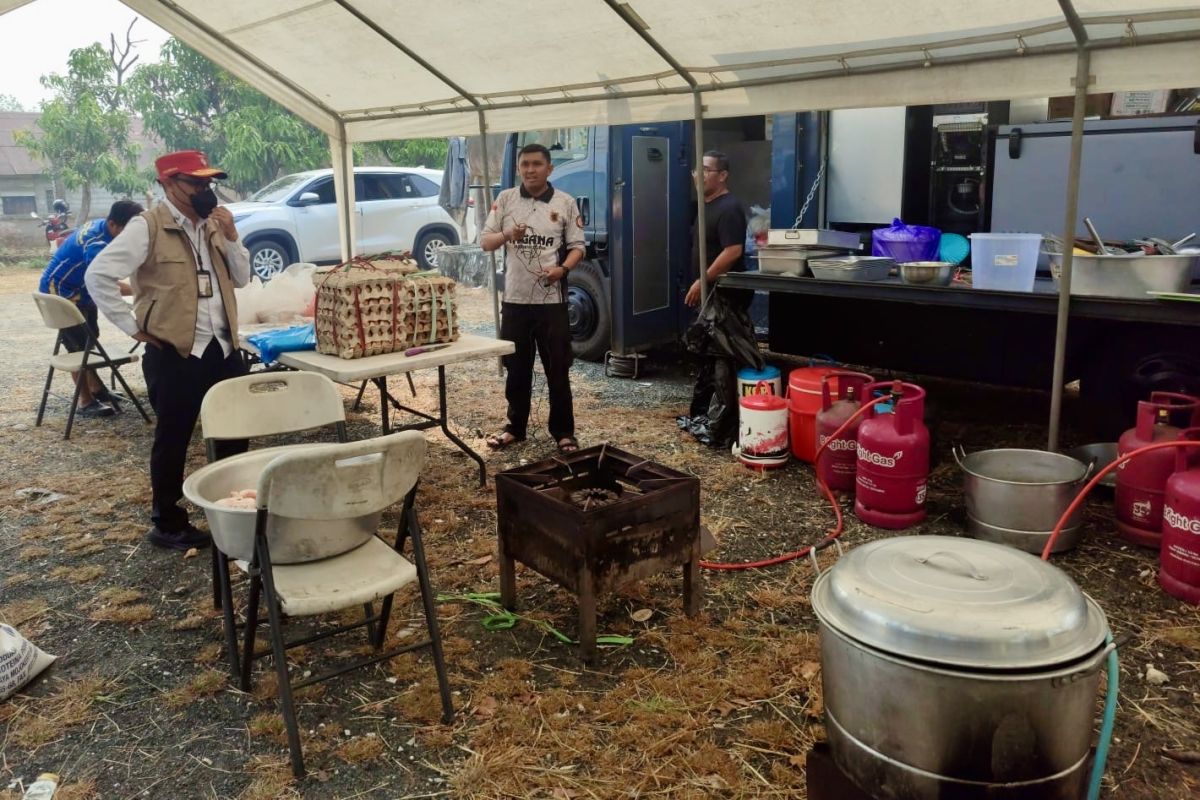 South Kalimantan Social Service sets up public kitchen to feed forest fire task force