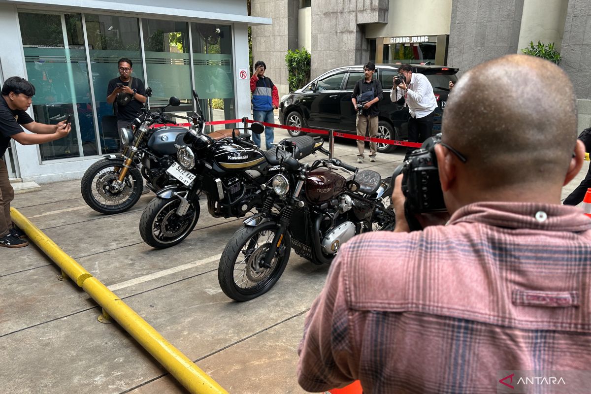KPK seizes three large motorcycles and Rp2.8 billion in Customs corruption case