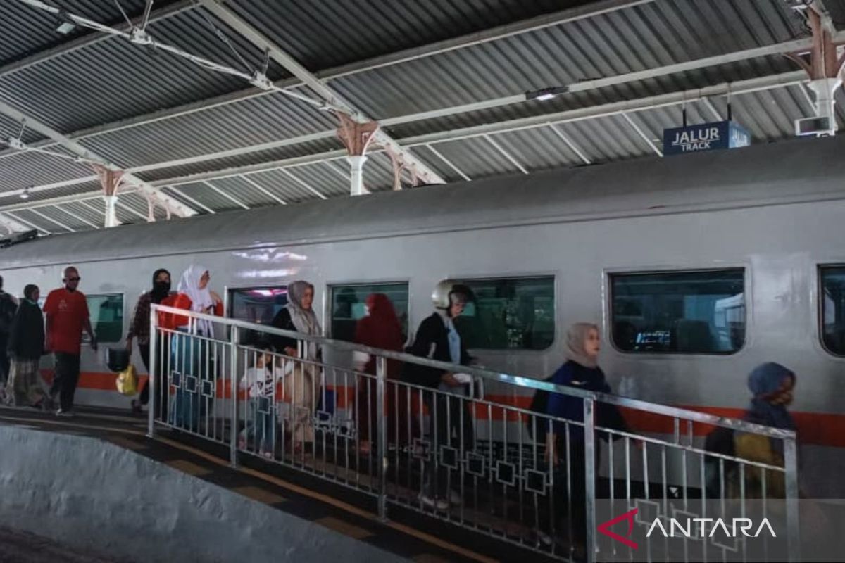 Sidoarjo Station serves 7,003 passengers during Prophet Muhammad's Birthday holiday