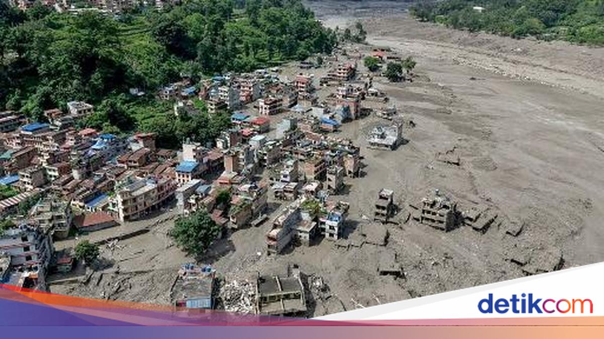 Pilot Recounts Terrifying Moment Deadly Flash Flood Swept Through Nepal