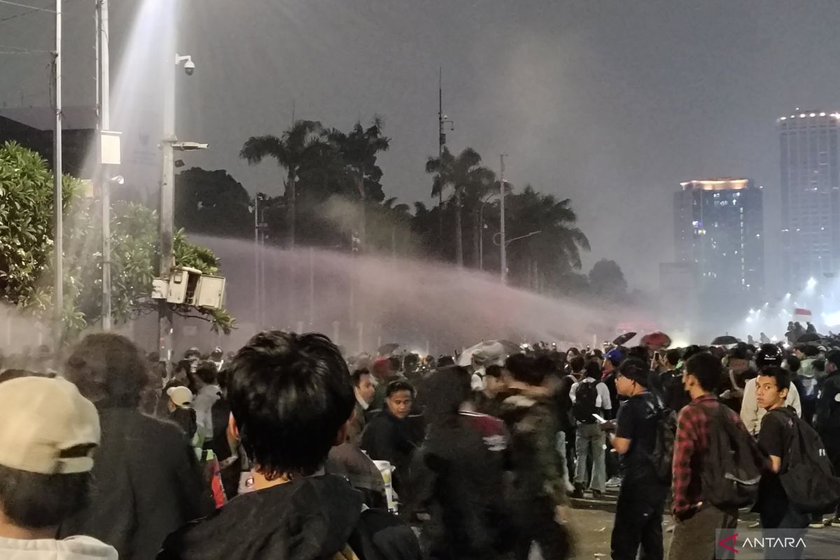Protesters disperse from outside DPR/MPR building after police intervention